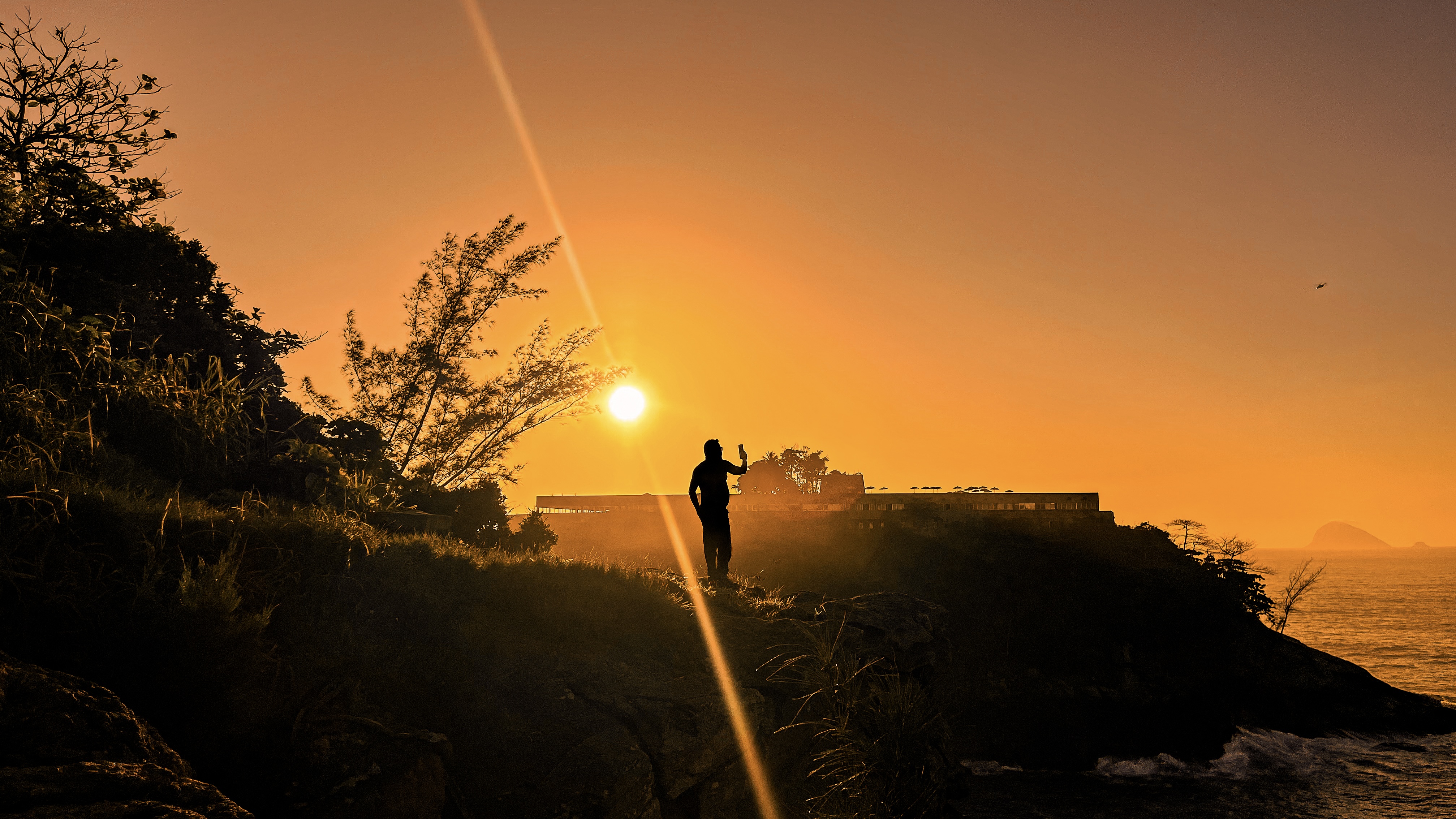 Pessoa fotografando o nascer do sol