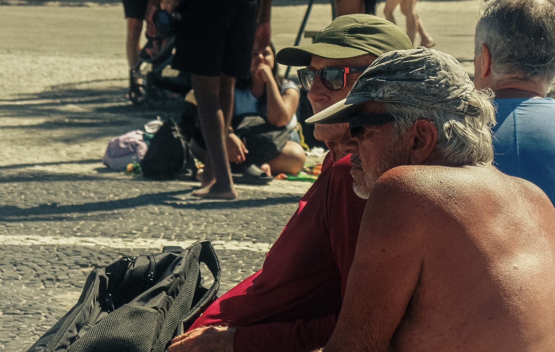 Dois amigos compartilhando um momento no Rio de Janeiro