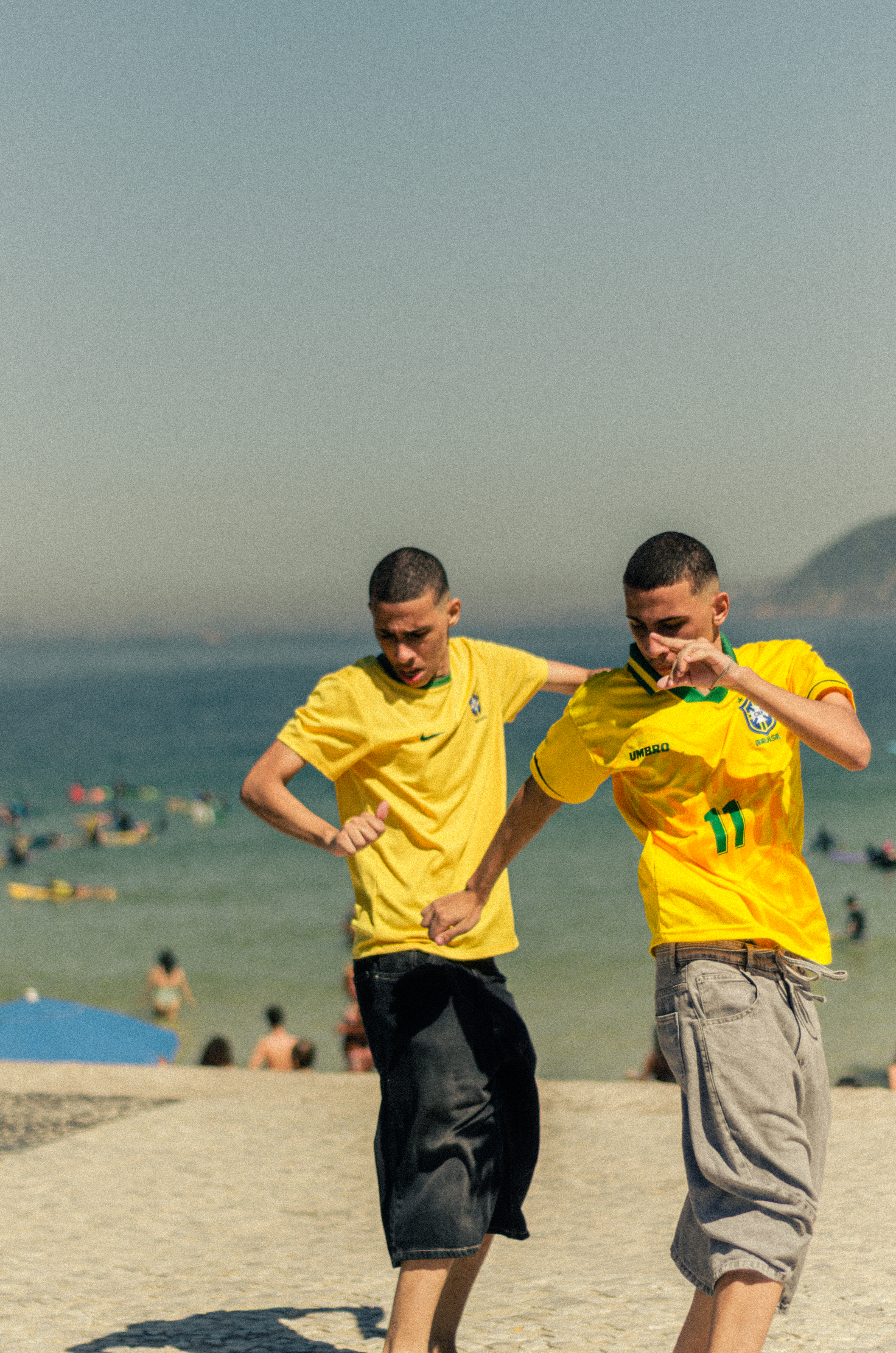 Dois jovens compartilhando um momento de movimento na praia