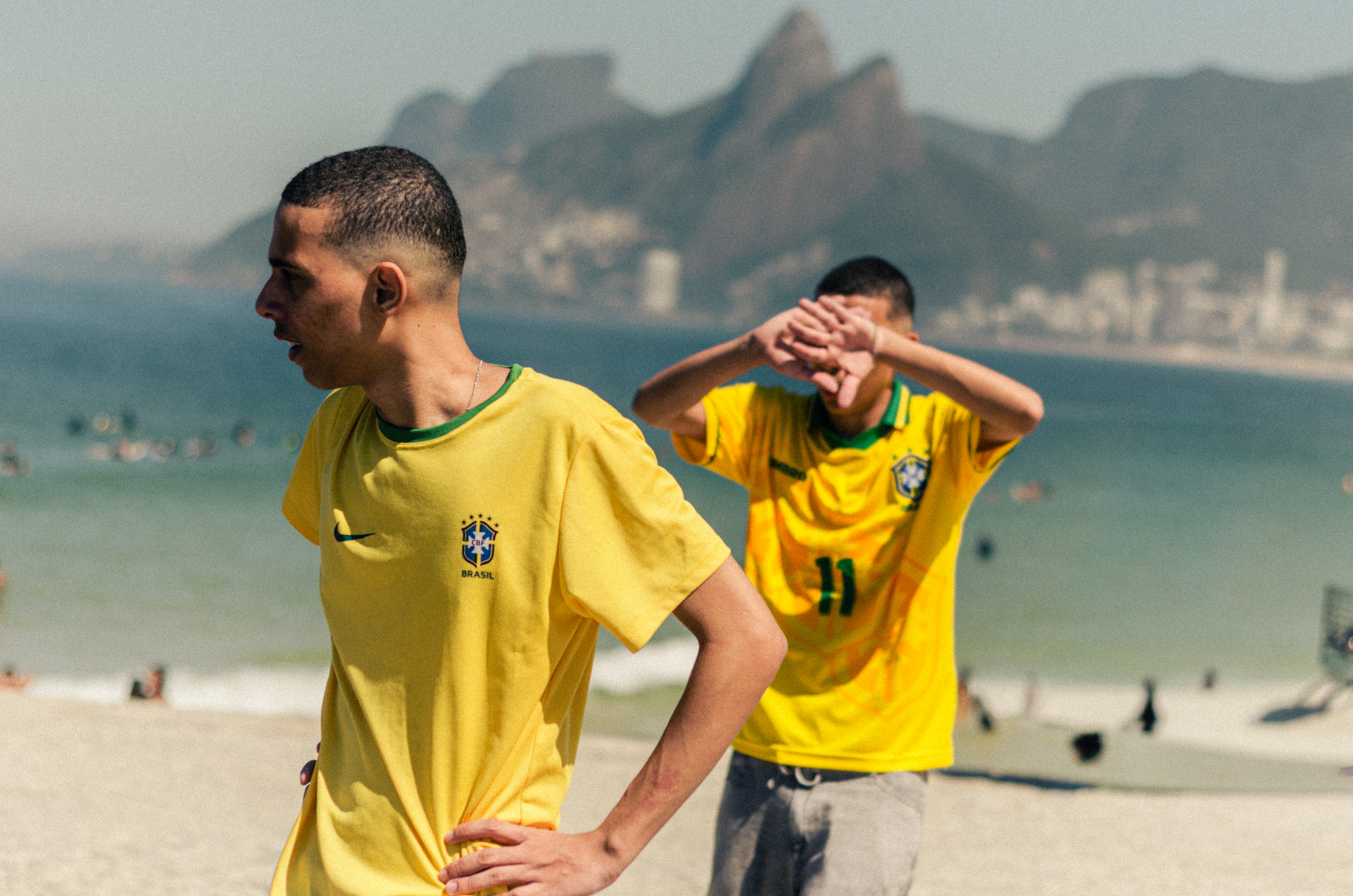 Jovens usando camisas do Brasil na praia de Ipanema