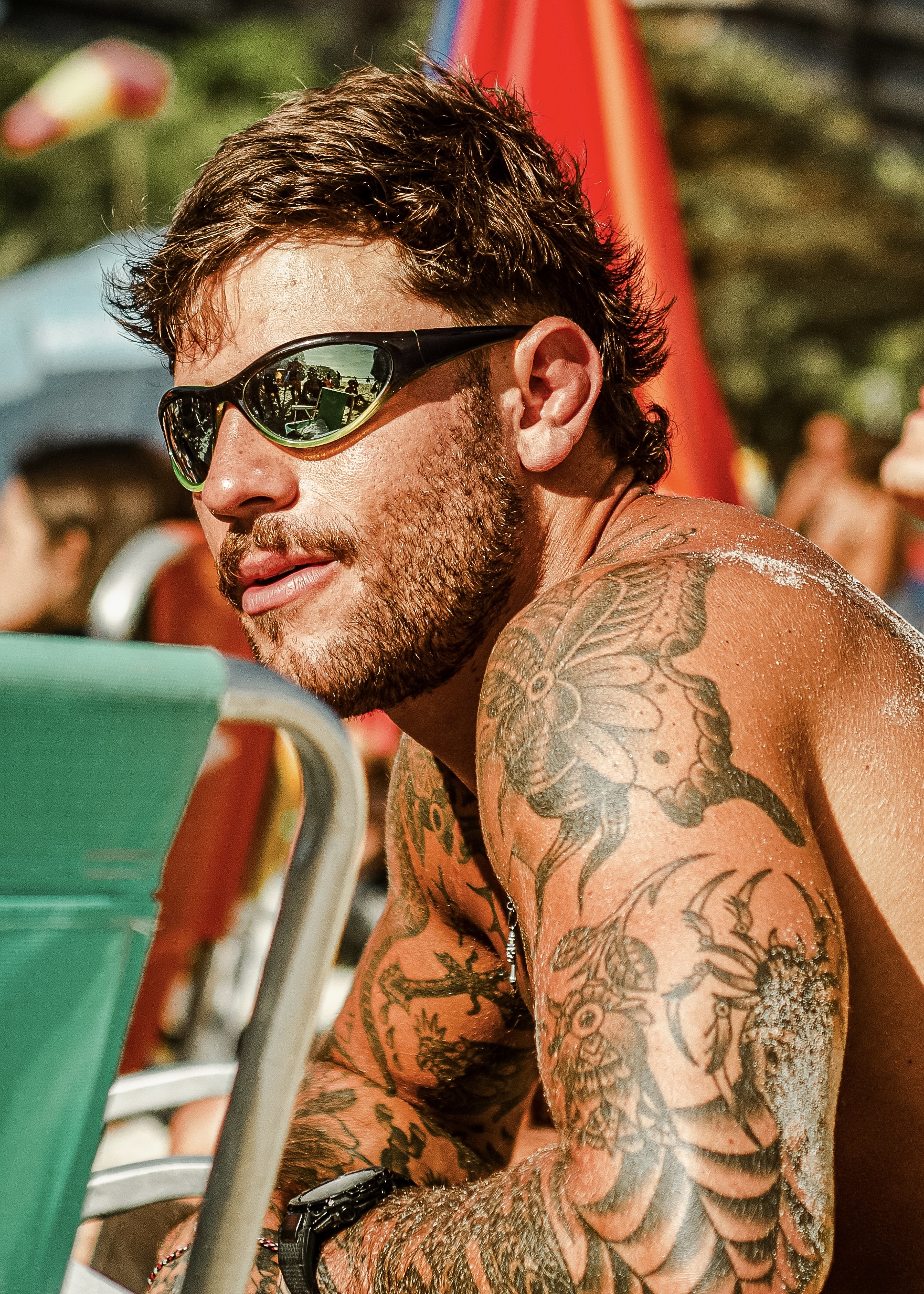 Homem tatuado aproveitando um dia de praia no Rio