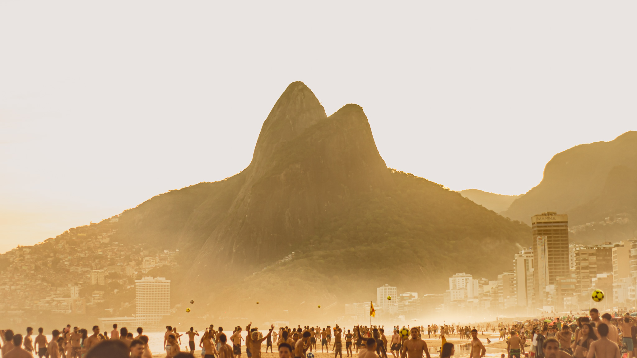 Praia de Ipanema cheia durante o pôr do sol